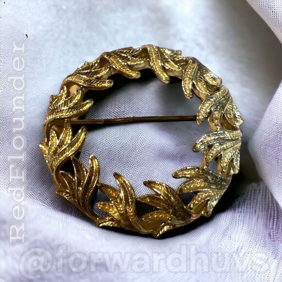 Brass-Toned Wreath Shaped Brooch - Vintage Nostalgia - Picture 8 of 11